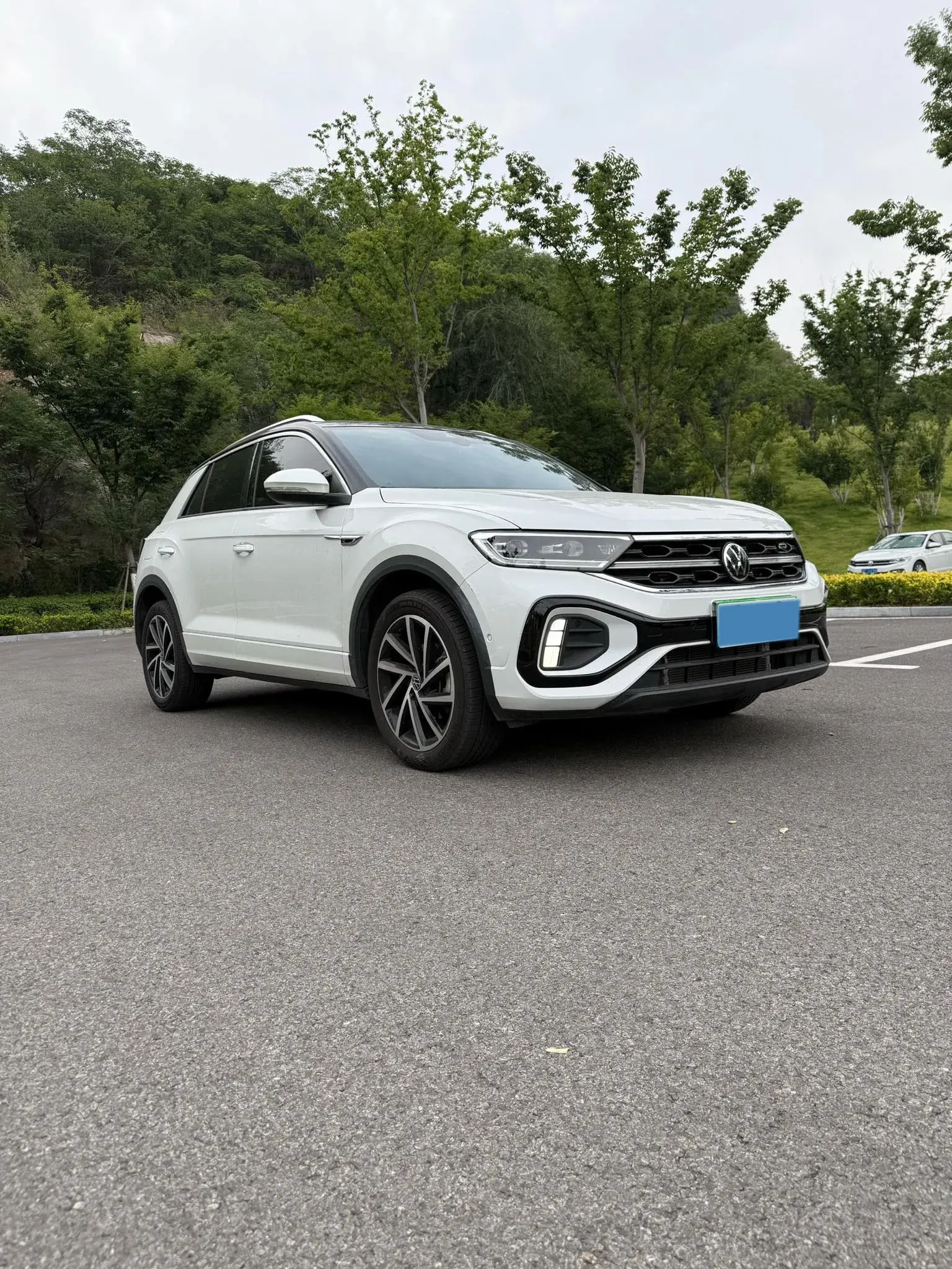 2023 VOLKSWAGEN T-ROC thumbnail 2
