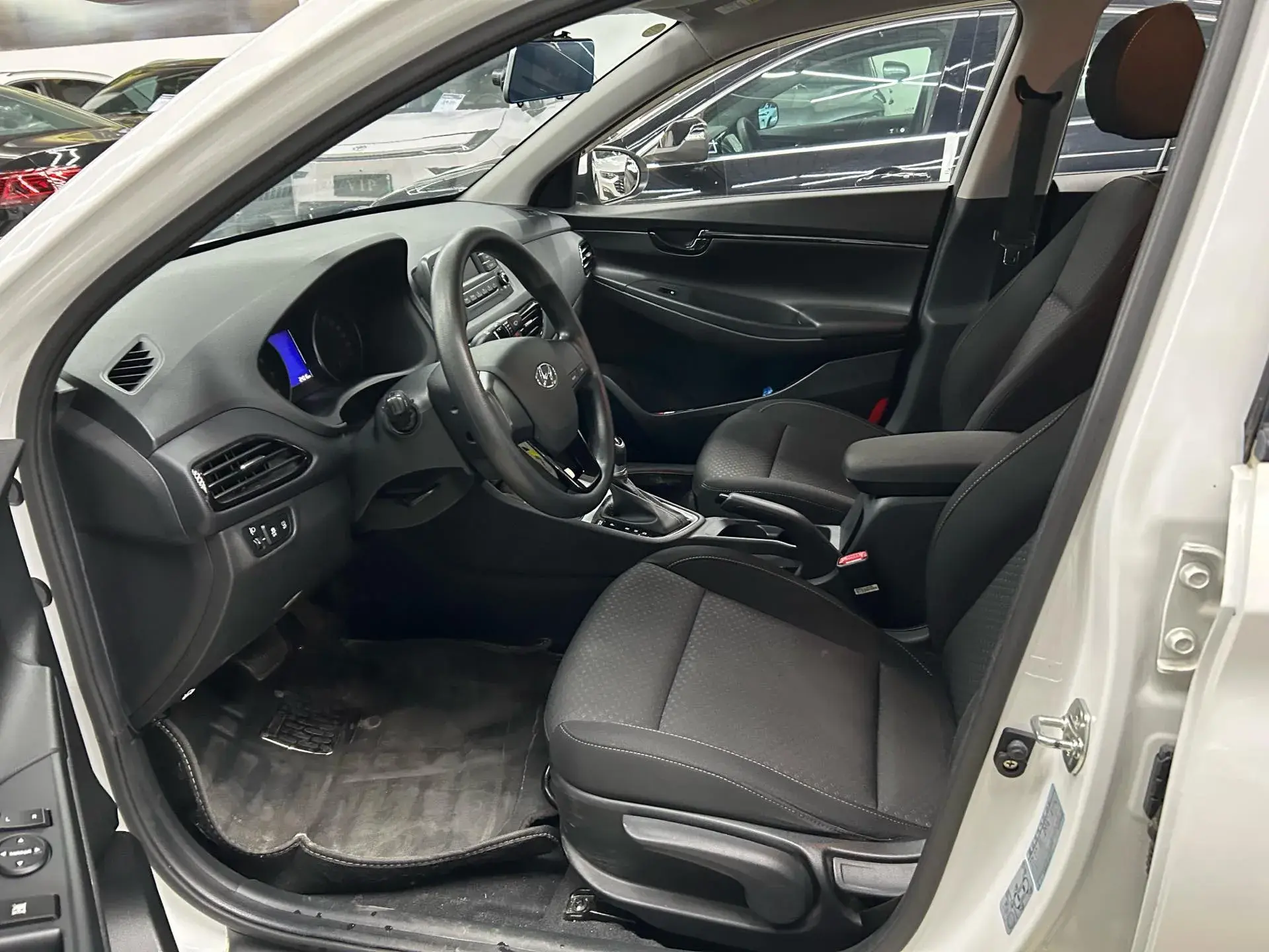 2017 HYUNDAI CELESTA thumbnail 4