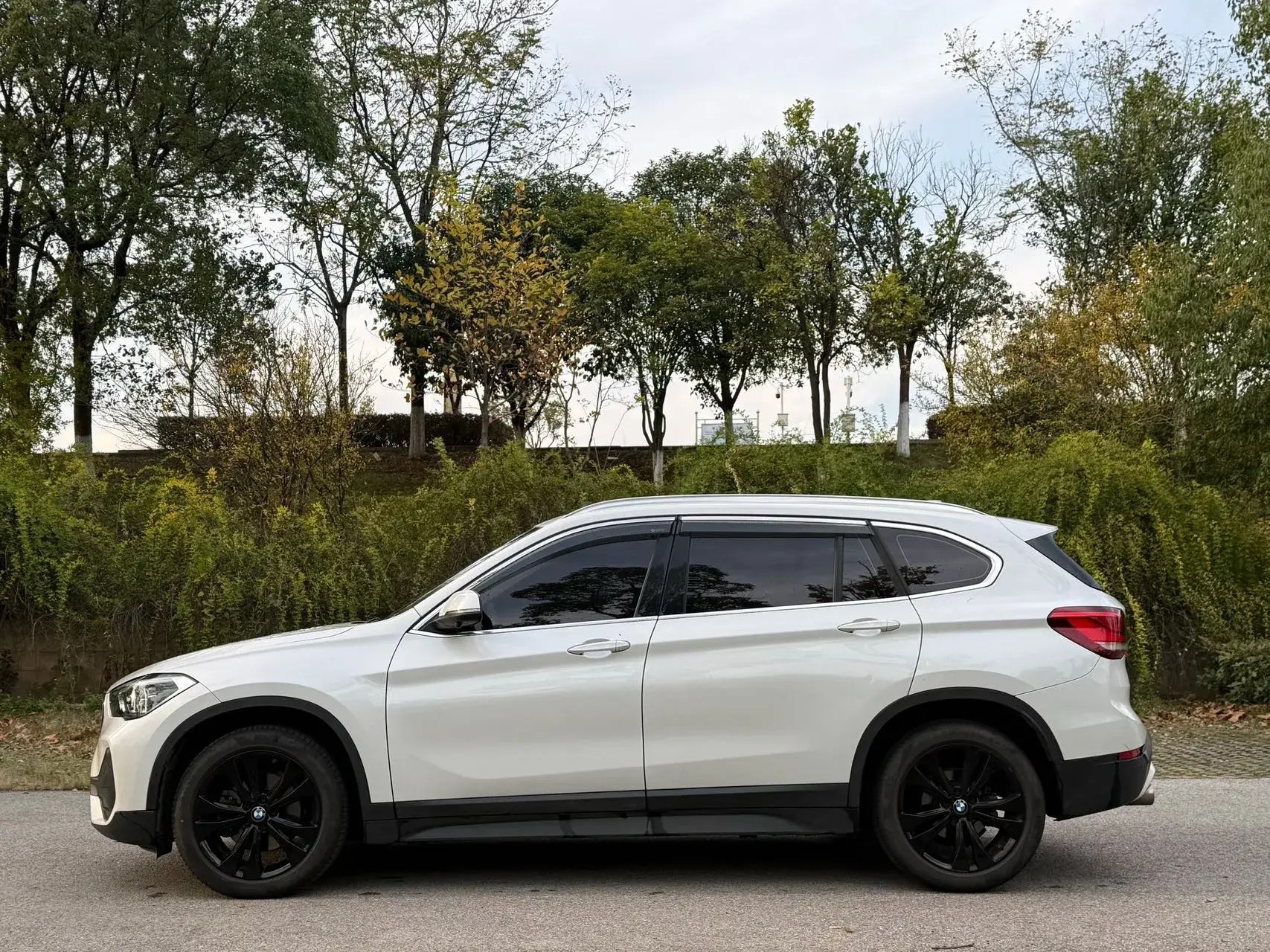 2021 BMW X1 thumbnail 4