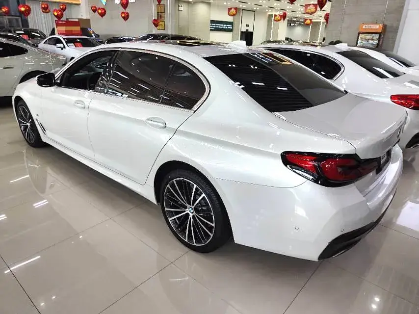 2022 BMW 5 thumbnail 4