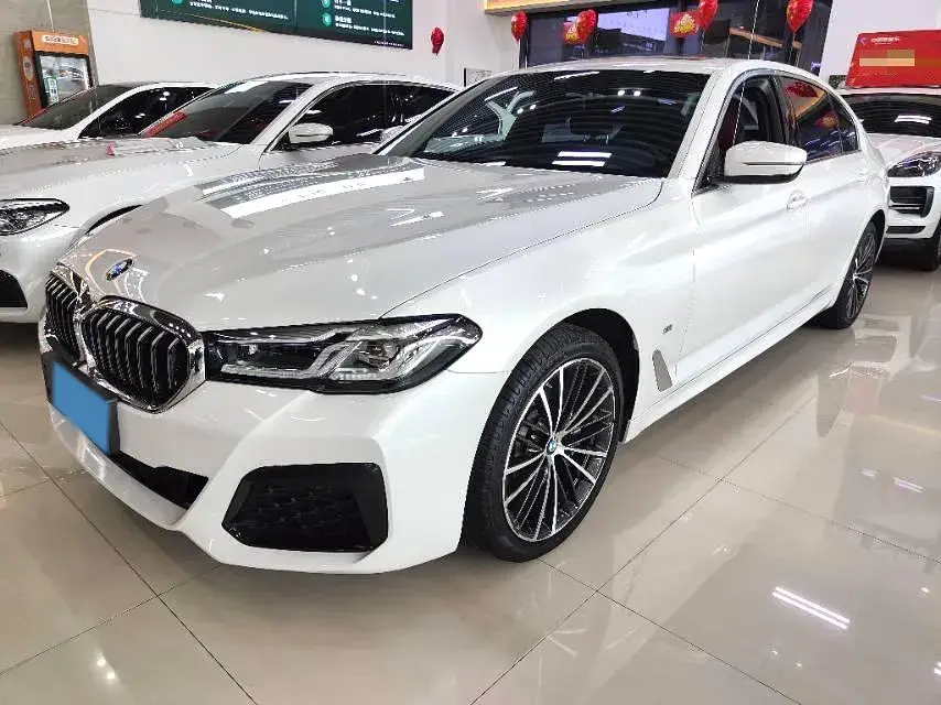 2022 BMW 5 view 1