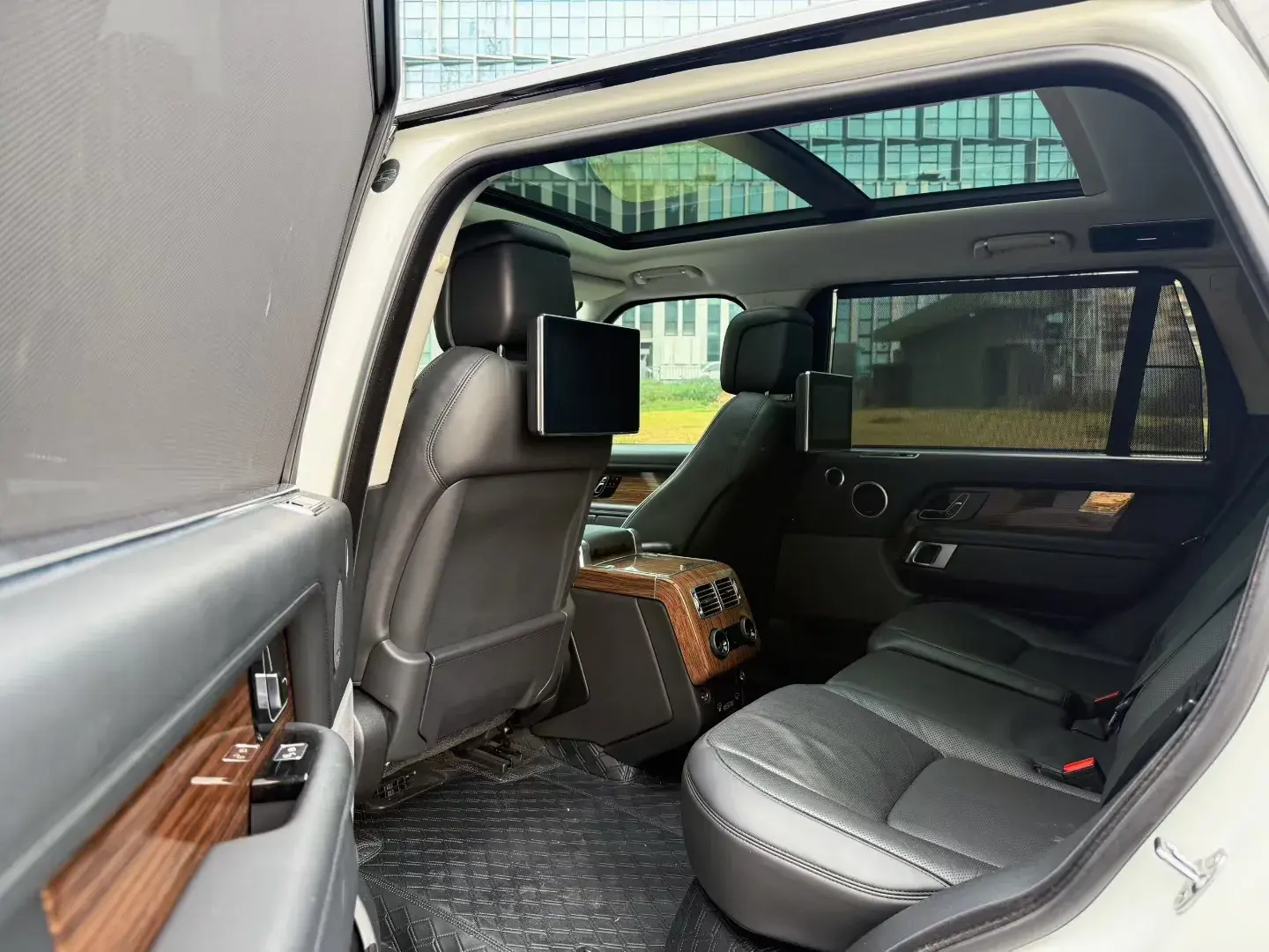 2019 LAND ROVER thumbnail 4