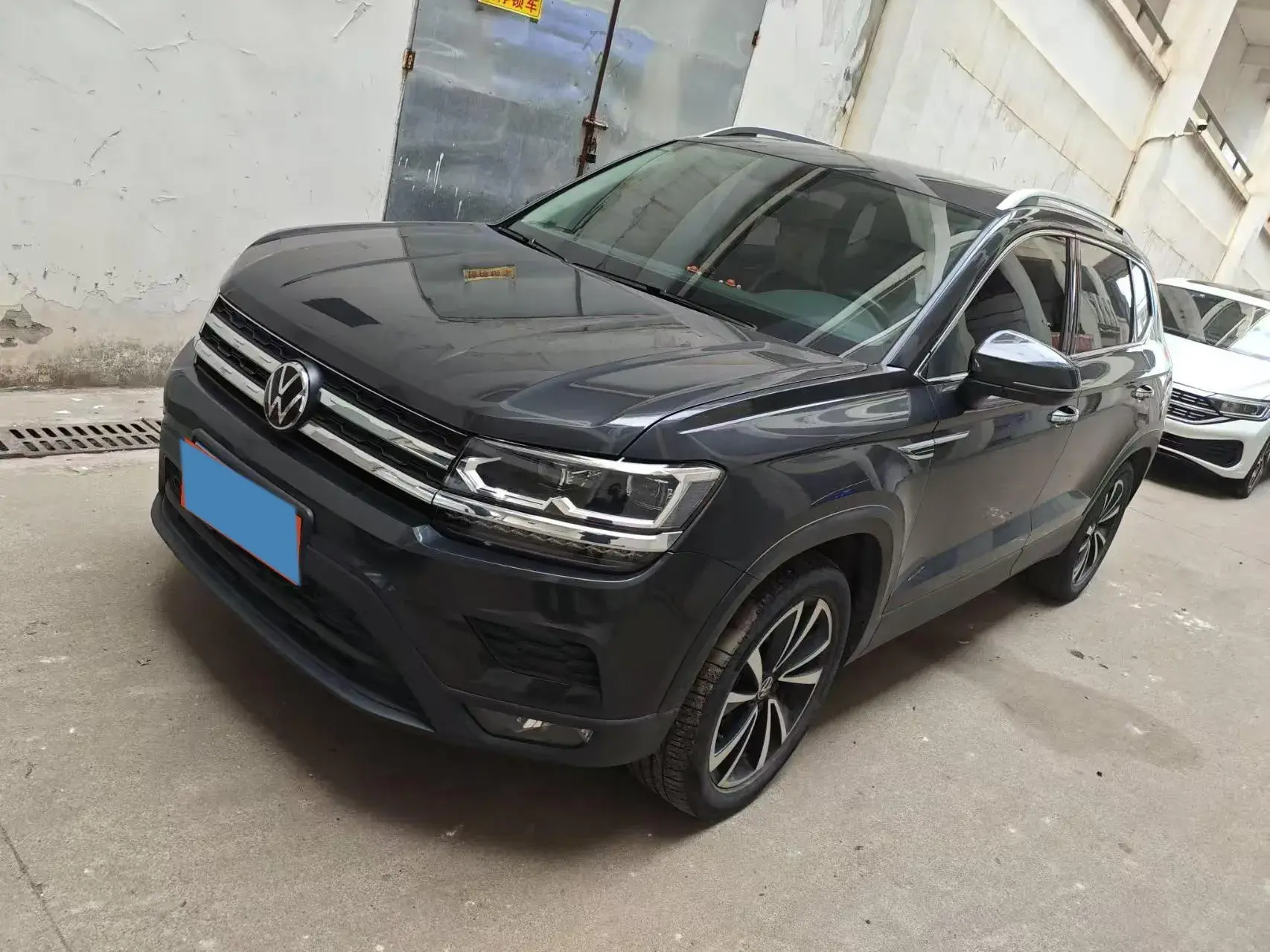 2022 VOLKSWAGEN THARU view 1