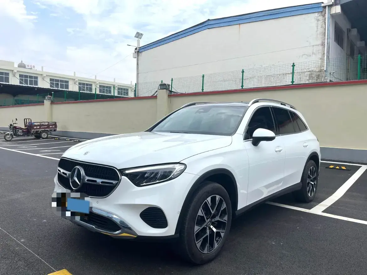 2023 MERCEDES-BENZ GLC view 1