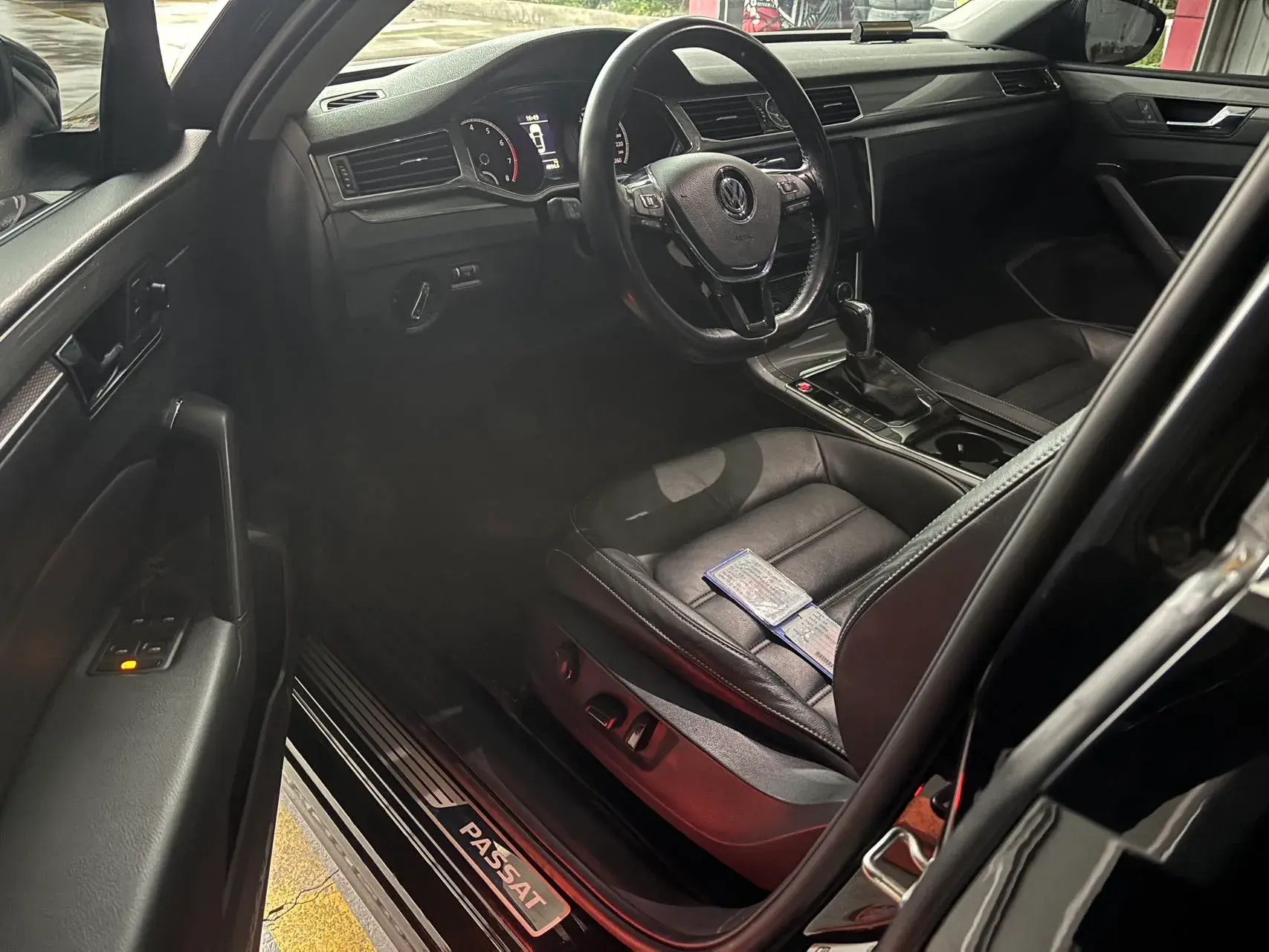 2017 VOLKSWAGEN PASSAT thumbnail 3