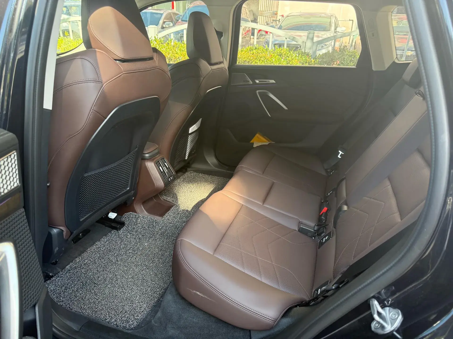 2023 BMW IX1 thumbnail 4