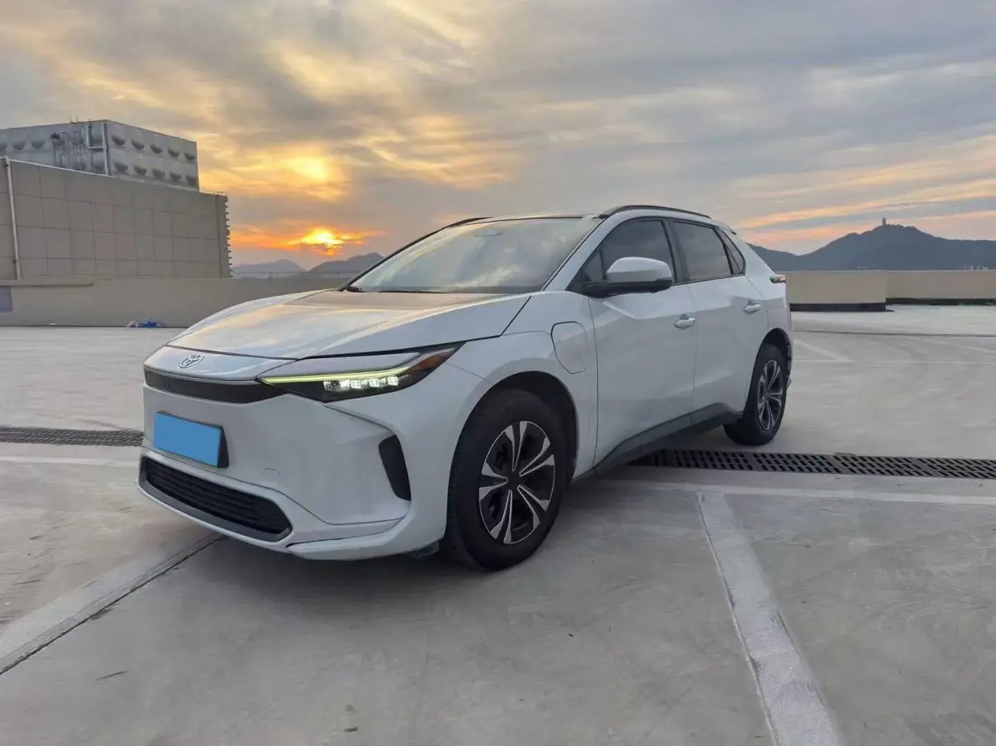 2022 TOYOTA BZ4X view 1