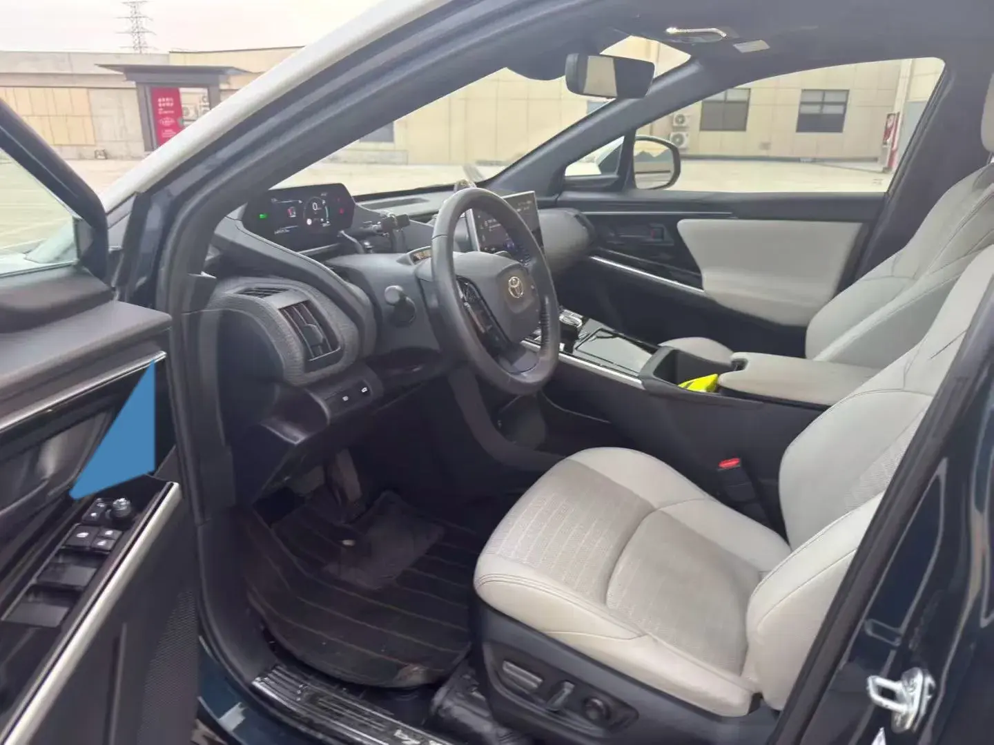 2022 TOYOTA BZ4X thumbnail 2