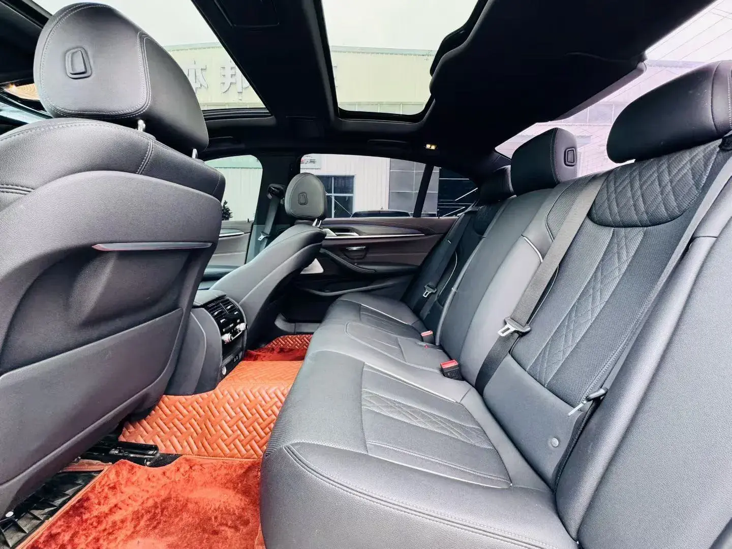 2021 BMW 5 thumbnail 4