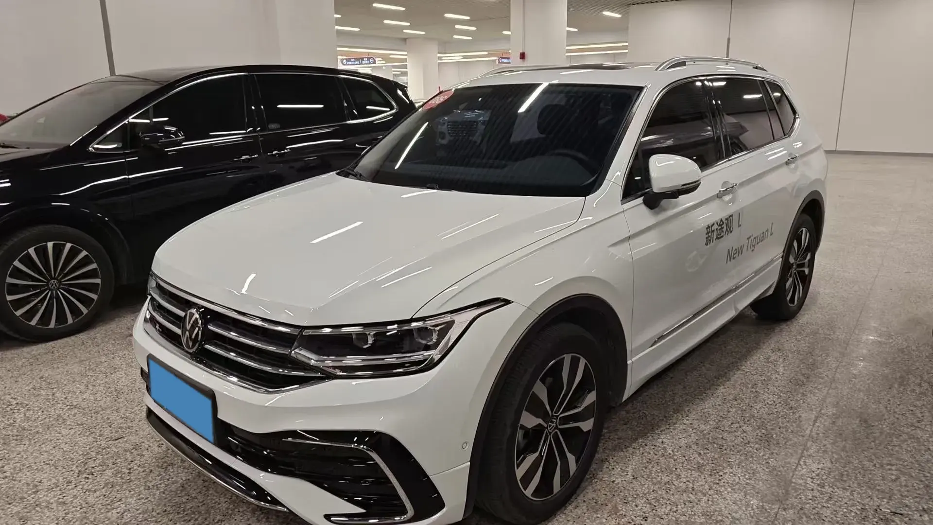 2024 VOLKSWAGEN TIGUAN view 1