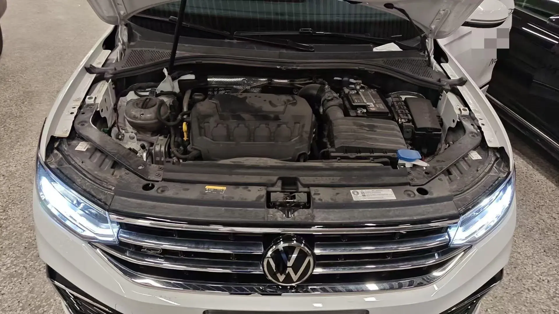 2024 VOLKSWAGEN TIGUAN thumbnail 4