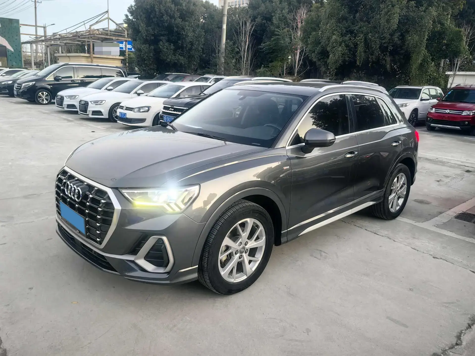 2019 AUDI Q3 view 1