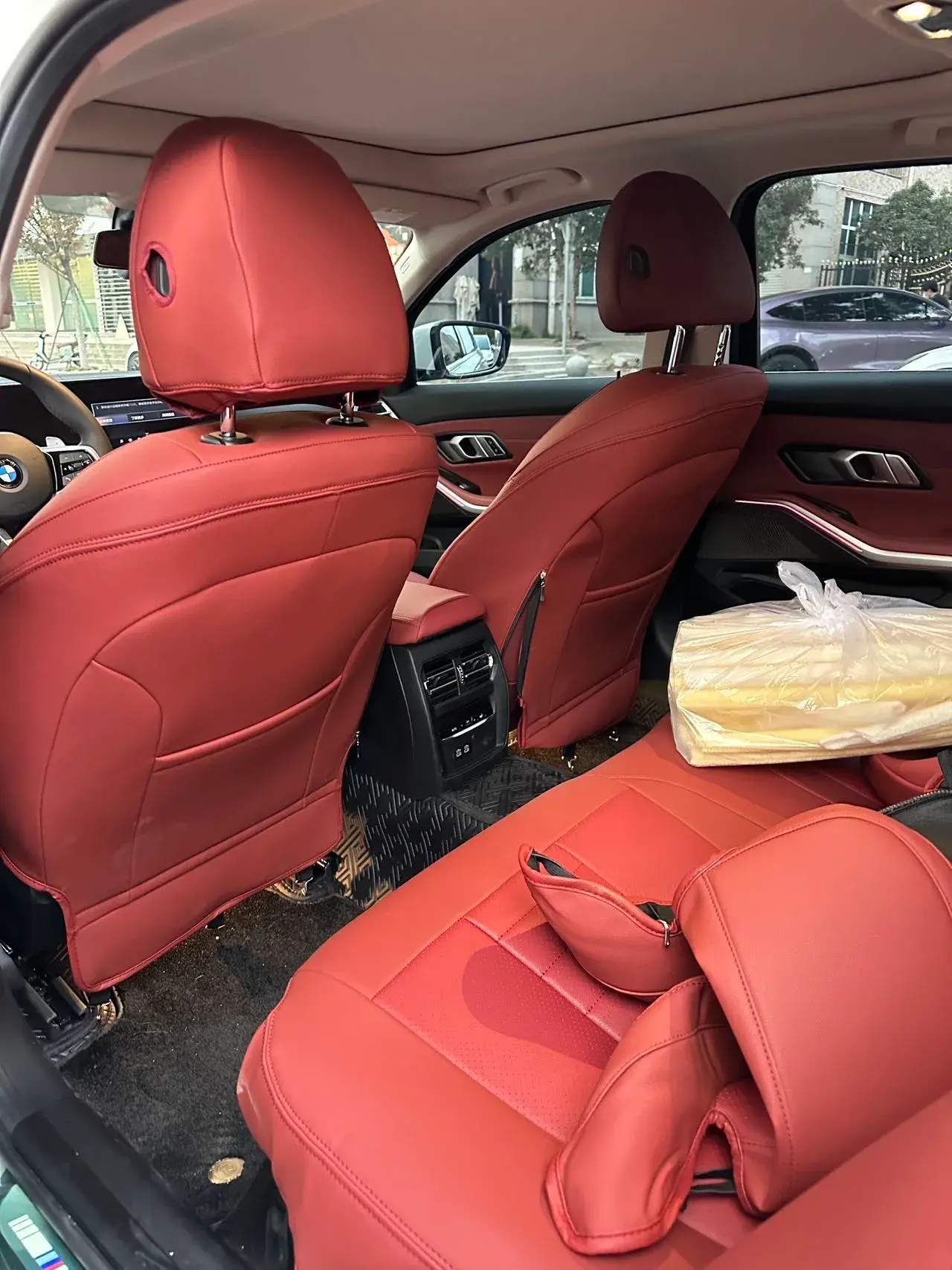 2025 BMW 3 thumbnail 4