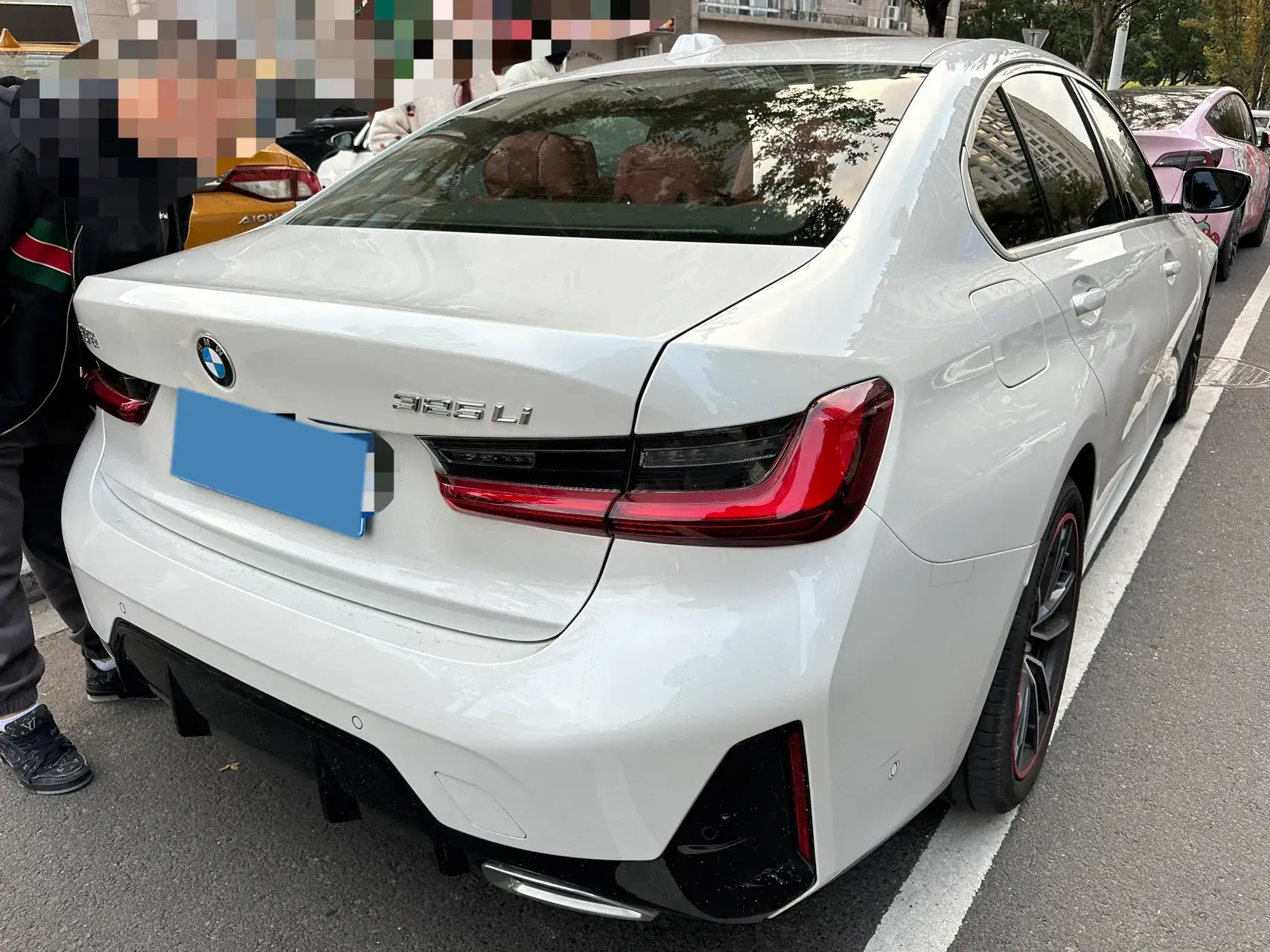 2025 BMW 3 thumbnail 2