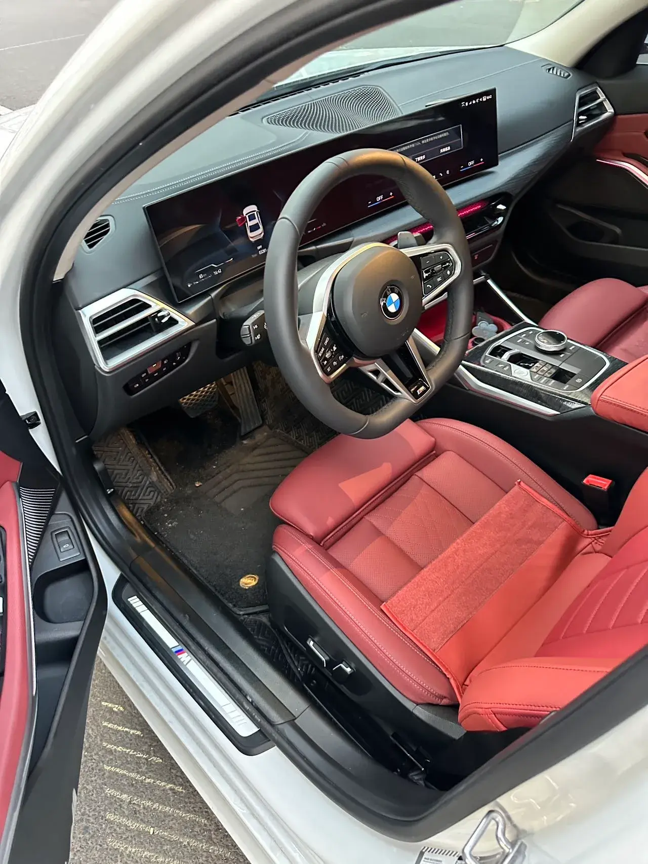 2025 BMW 3 thumbnail 3