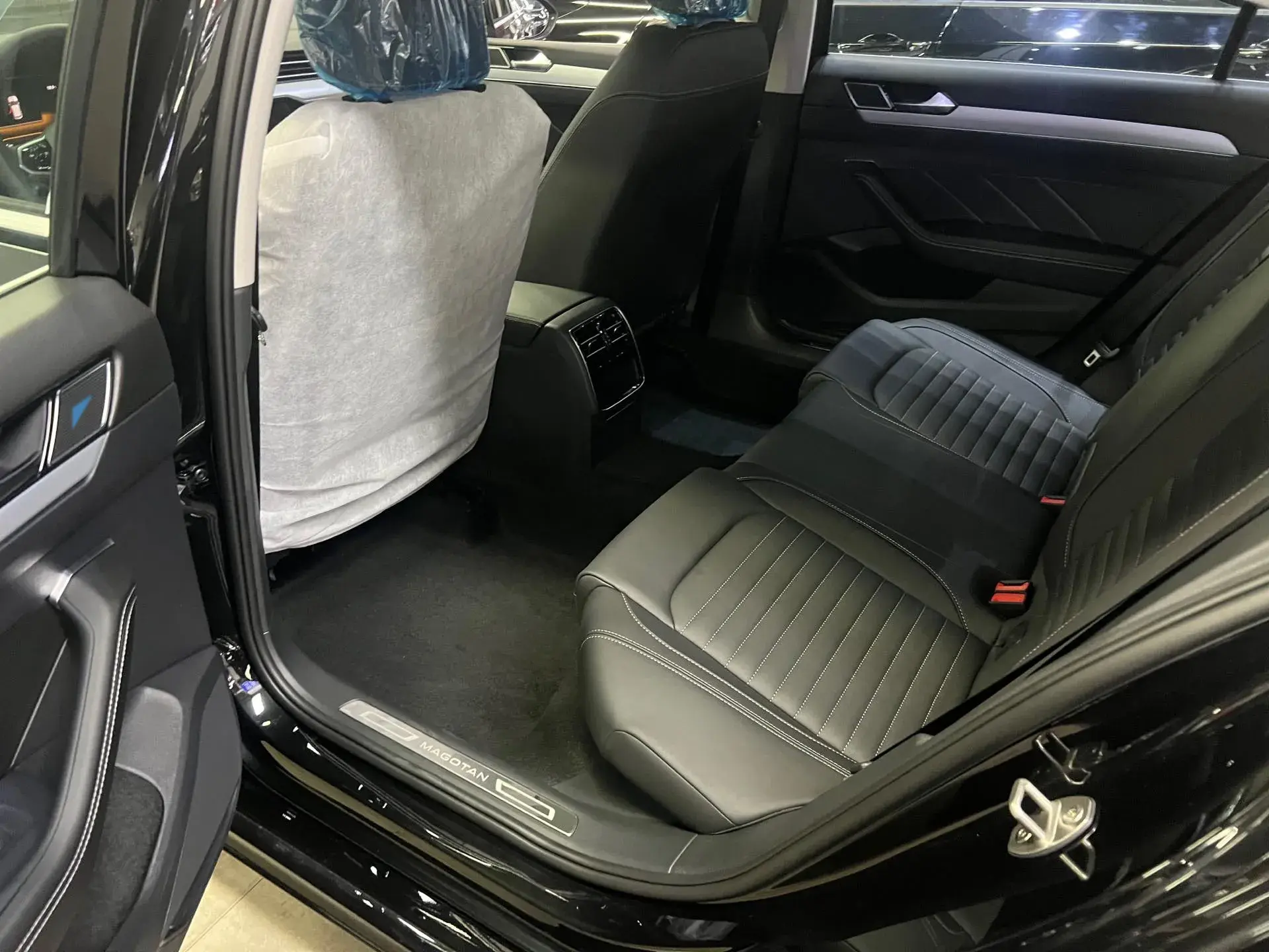 2025 VOLKSWAGEN MAGOTAN thumbnail 4