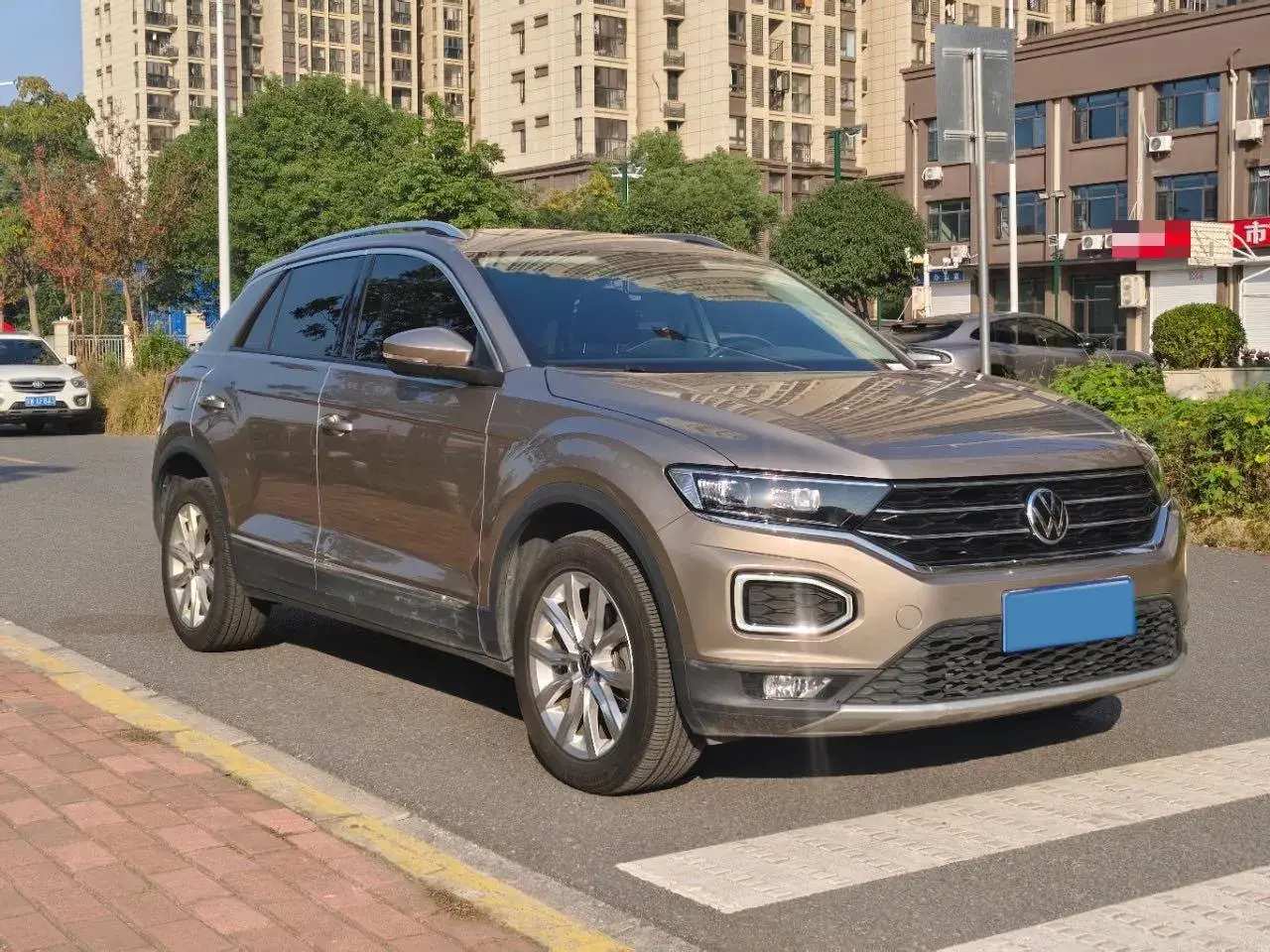 2021 VOLKSWAGEN T-ROC thumbnail 3