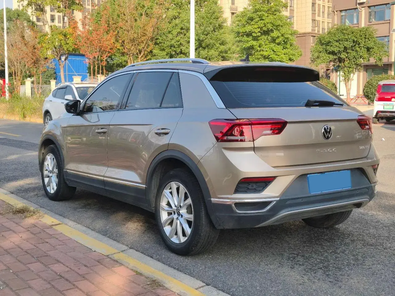 2021 VOLKSWAGEN T-ROC thumbnail 4