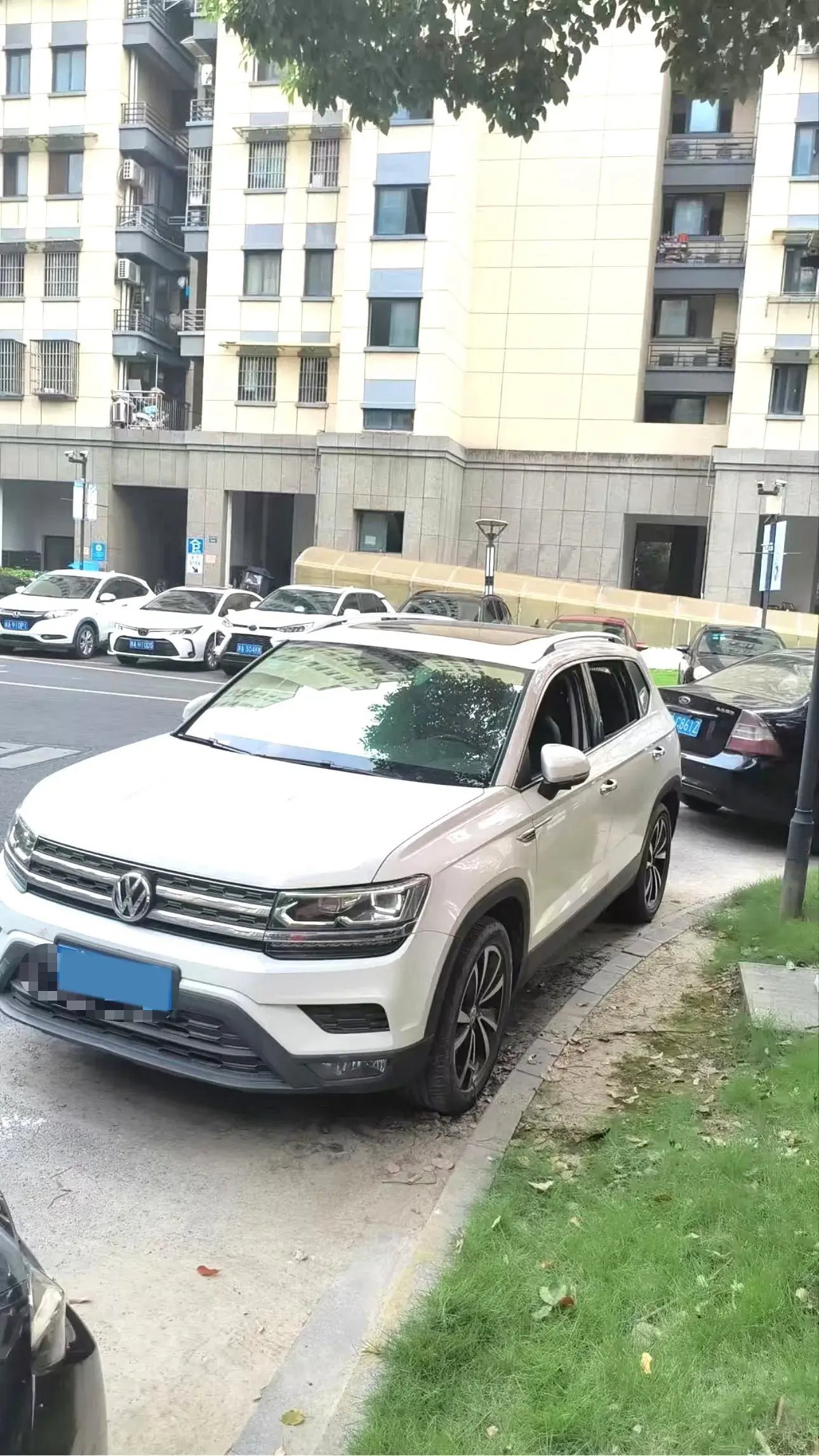 2019 VOLKSWAGEN THARU view 1