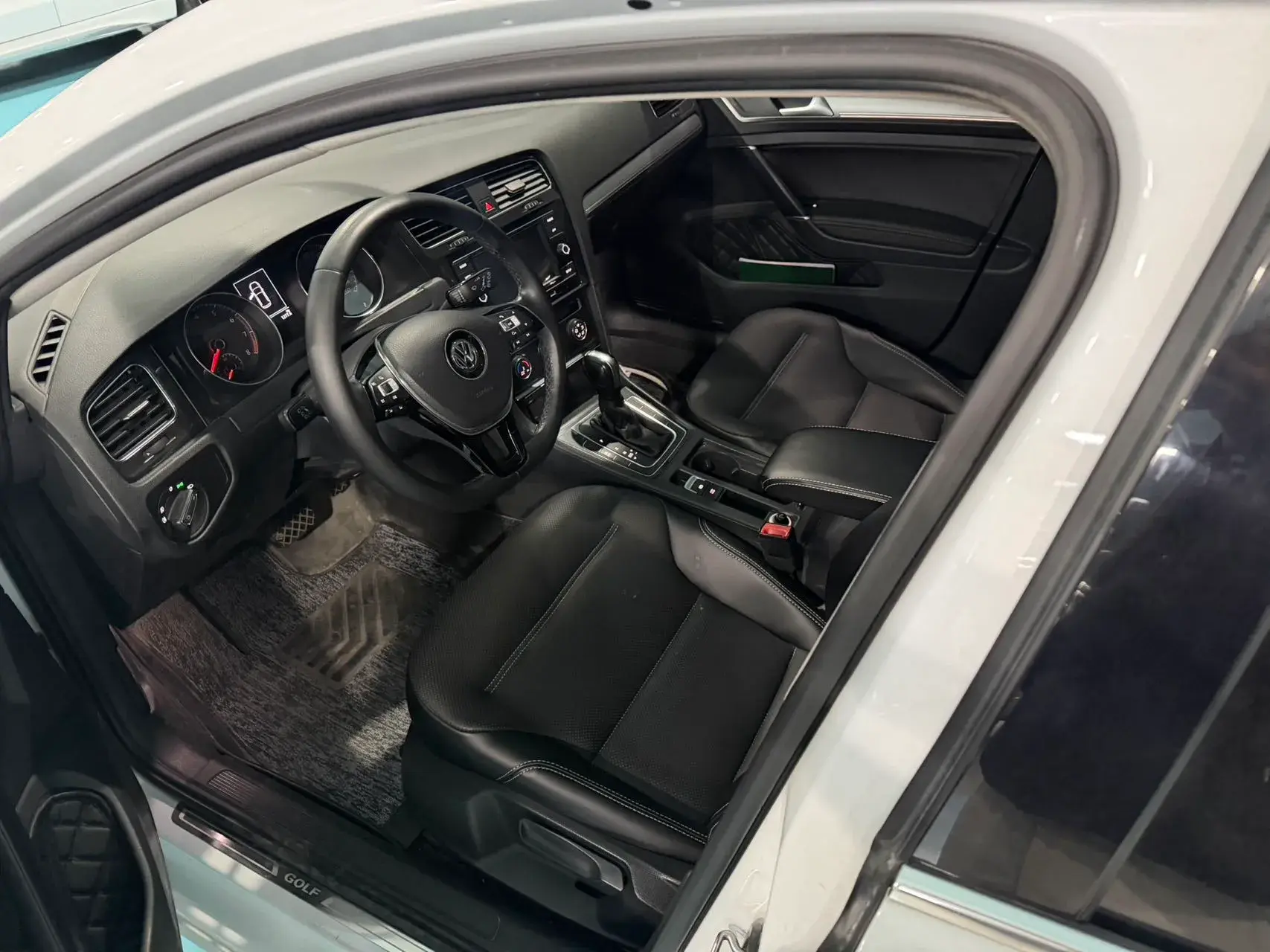 2018 VOLKSWAGEN GOLF thumbnail 3