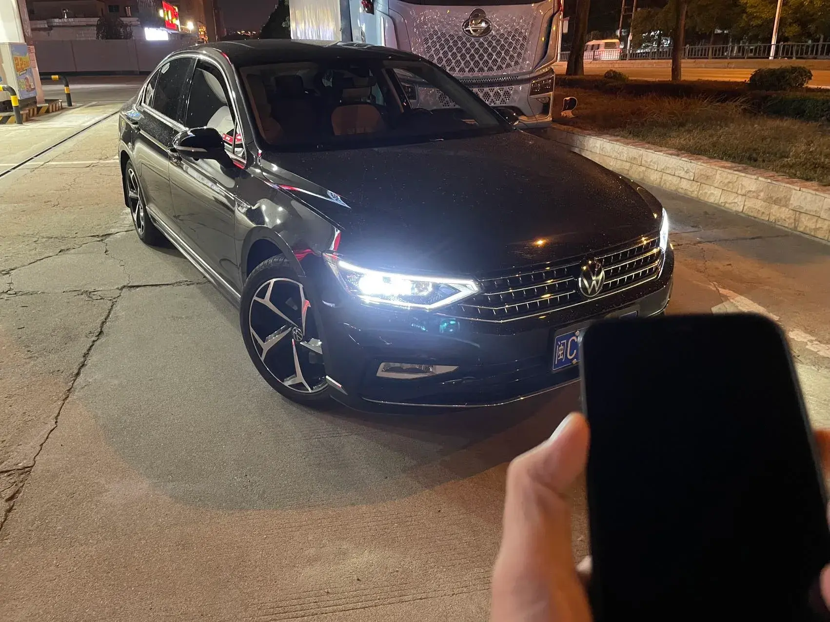 2023 VOLKSWAGEN MAGOTAN thumbnail 2