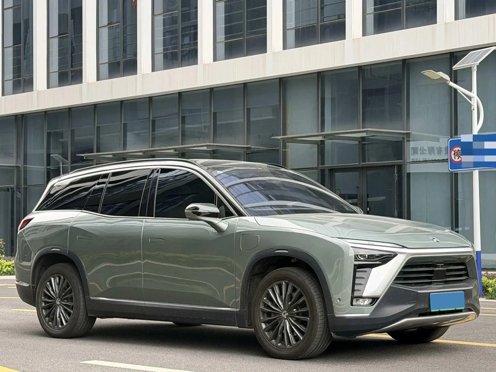 2020 NIO ES8 thumbnail 3