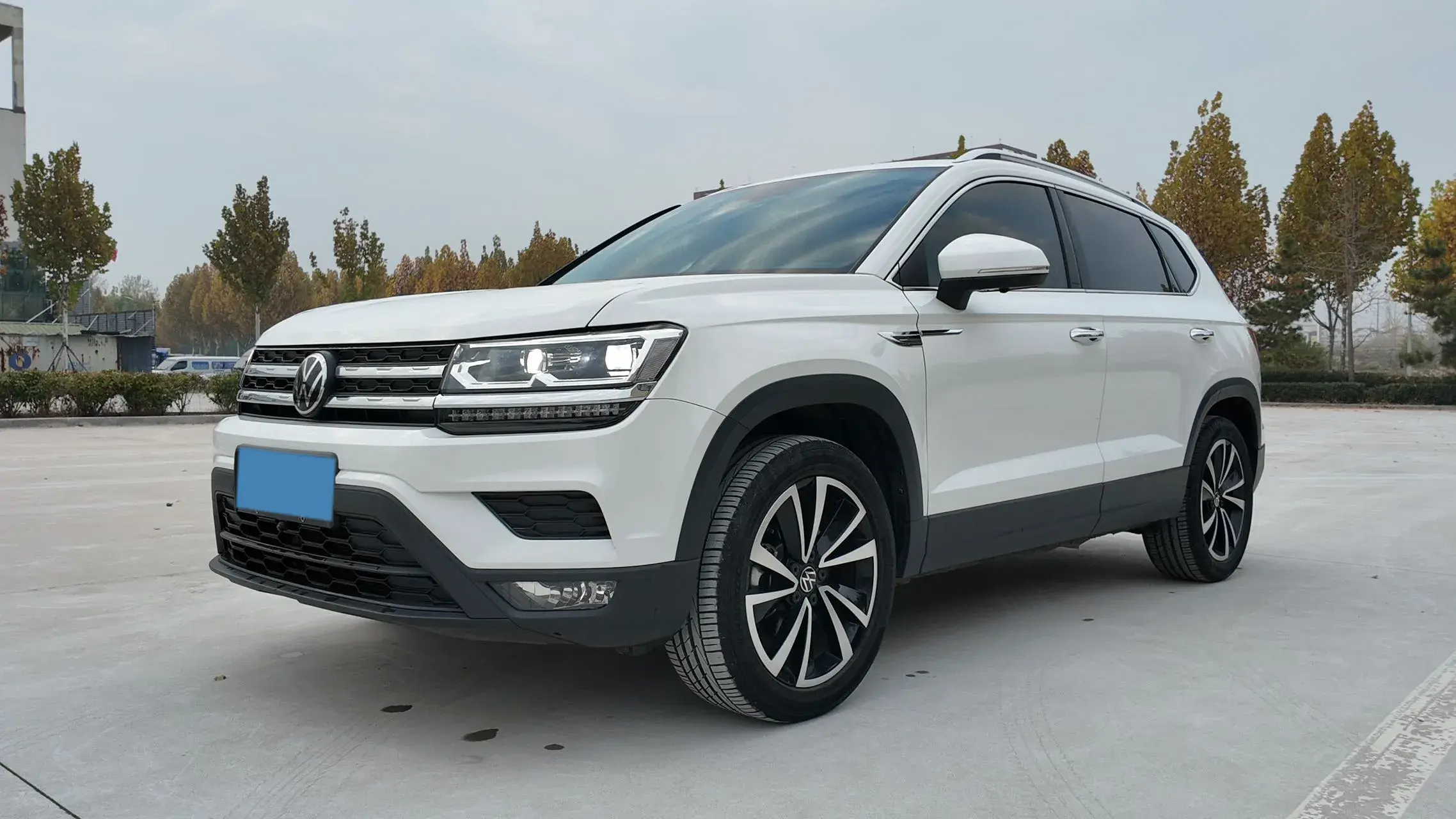 2021 VOLKSWAGEN THARU view 1