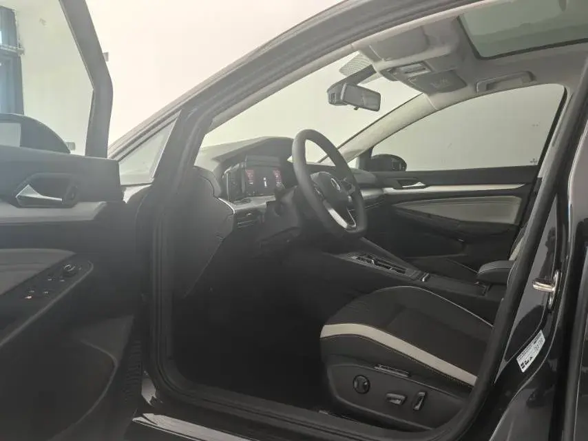 2023 VOLKSWAGEN GOLF thumbnail 4