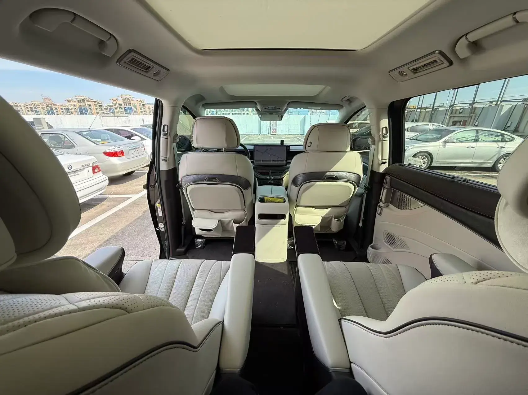 2024 DENZA D9 thumbnail 3