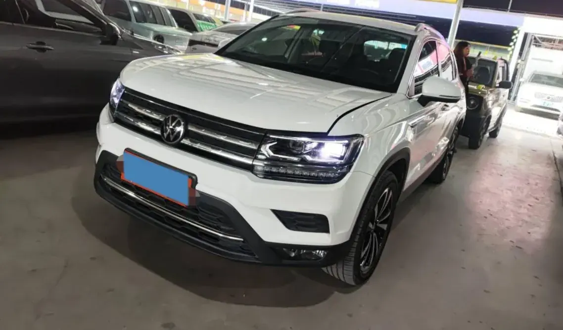 2021 VOLKSWAGEN THARU view 1