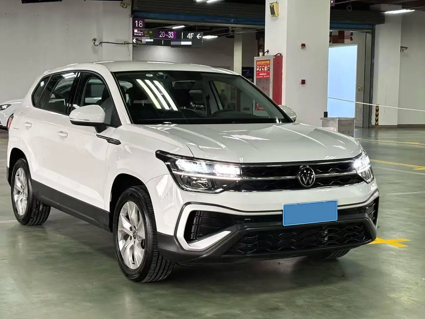 2023 VOLKSWAGEN THARU thumbnail 3