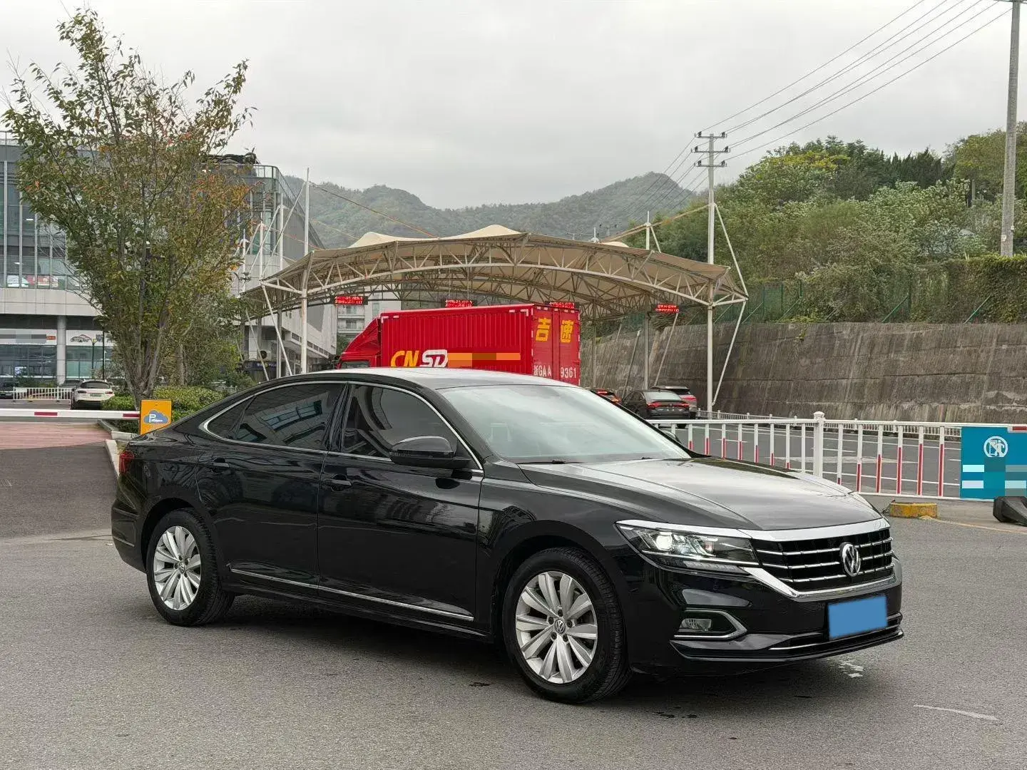 2019 VOLKSWAGEN PASSAT thumbnail 3