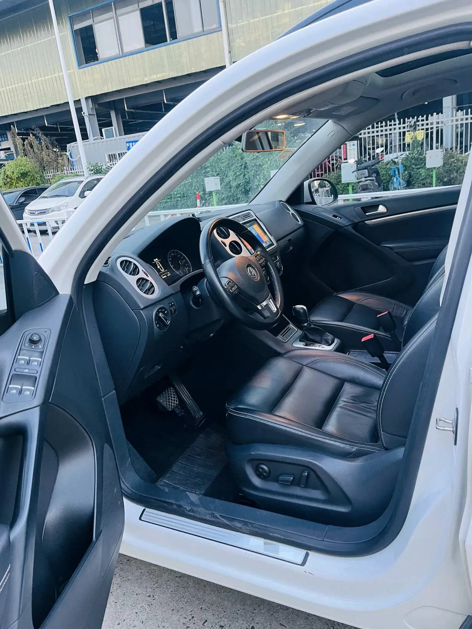 2017 VOLKSWAGEN TIGUAN thumbnail 2