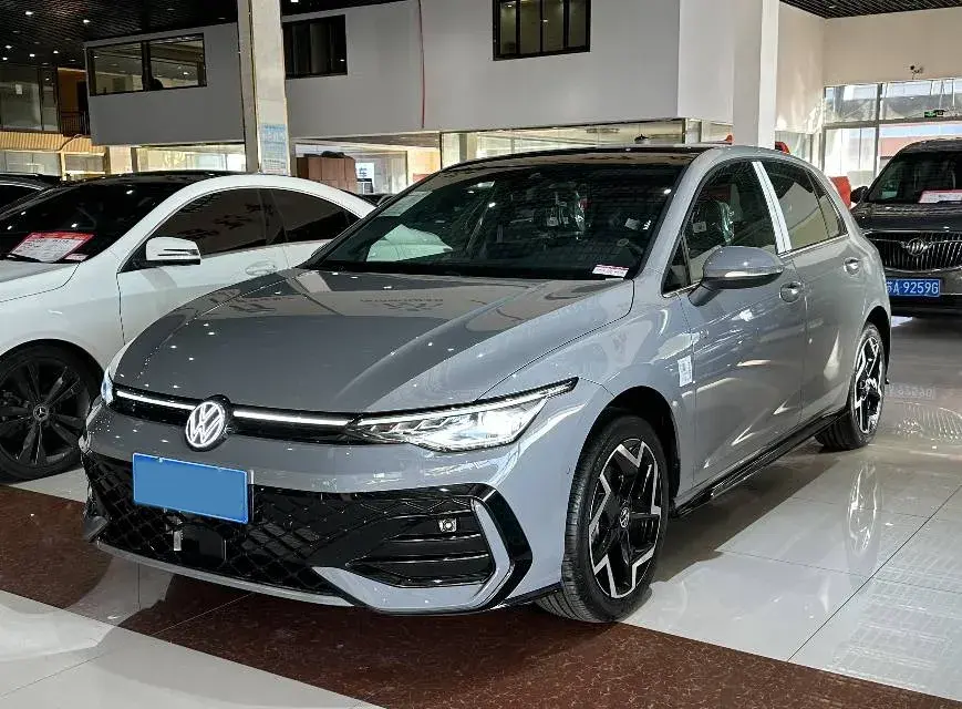 2025 VOLKSWAGEN GOLF view 1