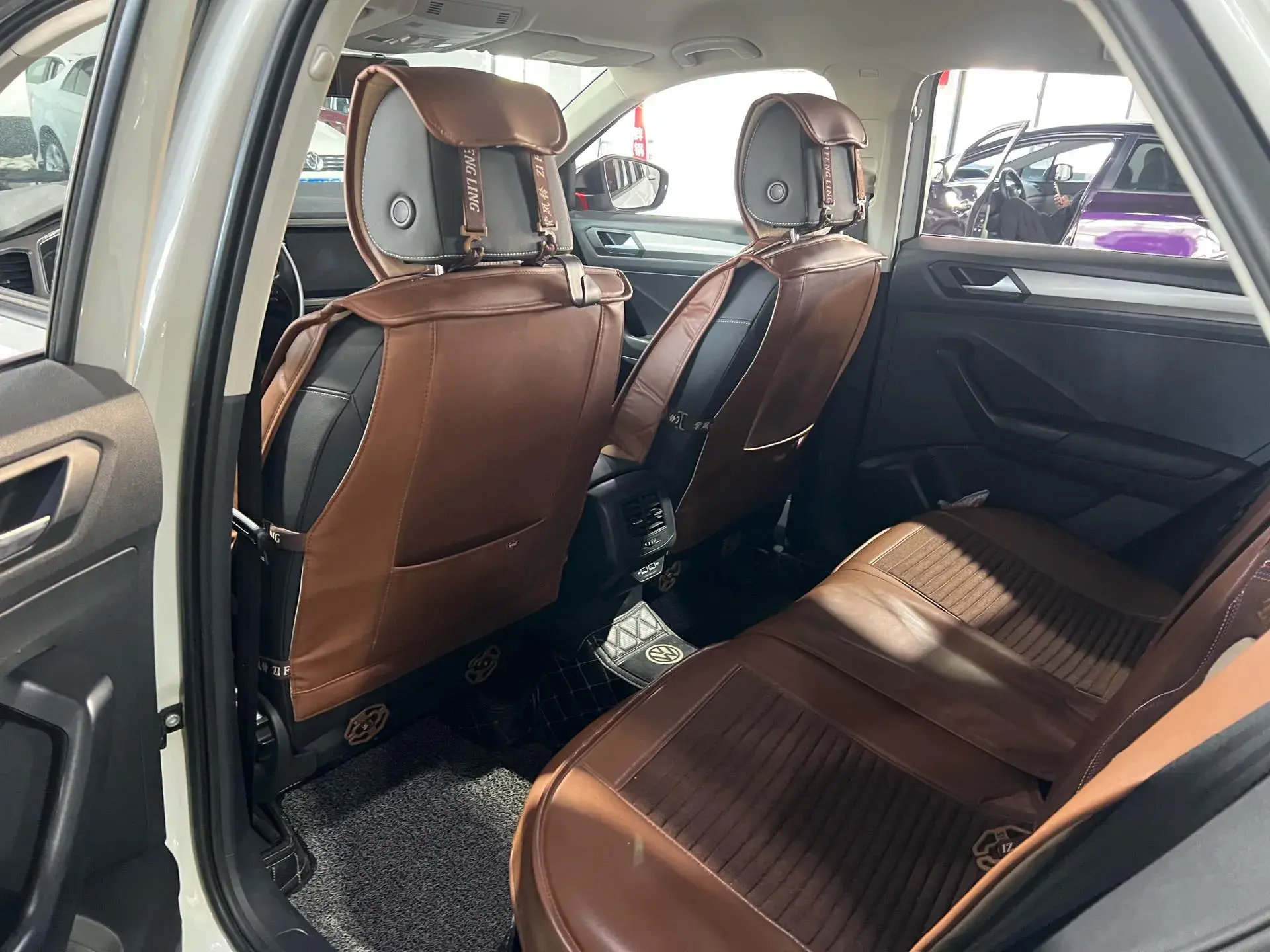 2018 VOLKSWAGEN T-ROC thumbnail 4