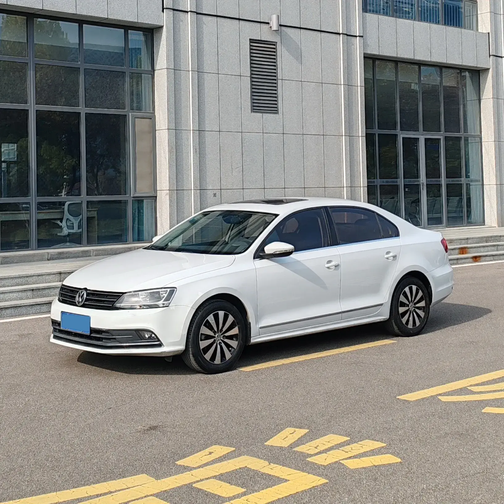 2018 VOLKSWAGEN SAGITAR view 1
