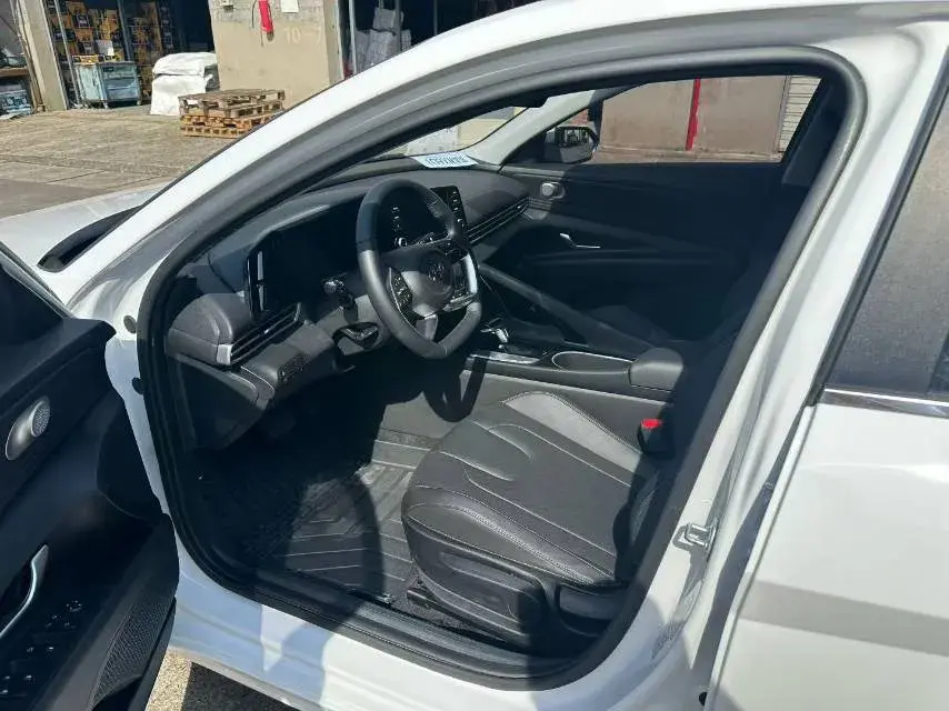 2023 HYUNDAI ELANTRA thumbnail 4