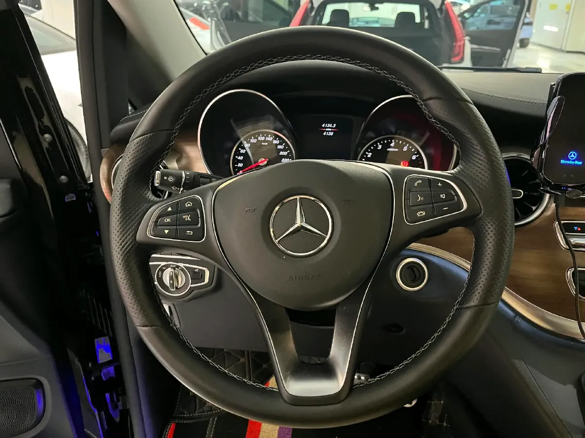 2022 Mercedes-Benz V Class 2.0T 211HP L4 9AT,autocango,china used car exporter,china ev exporter,chinese used car exporter,chinese used ev exporter