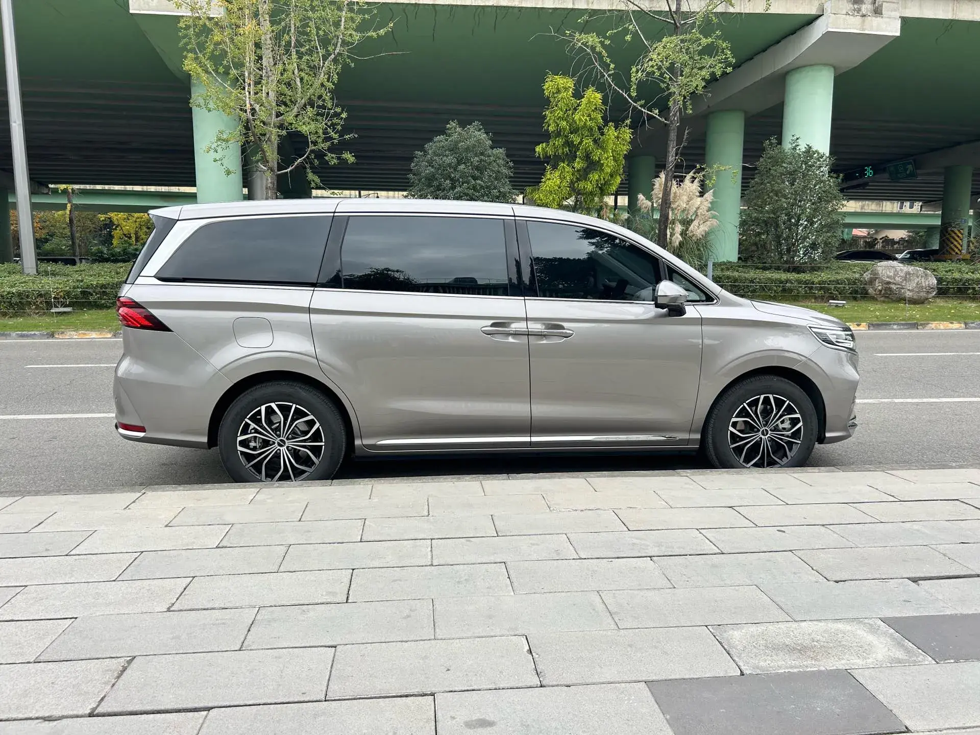 2025 ROEWE IMAX8 thumbnail 4