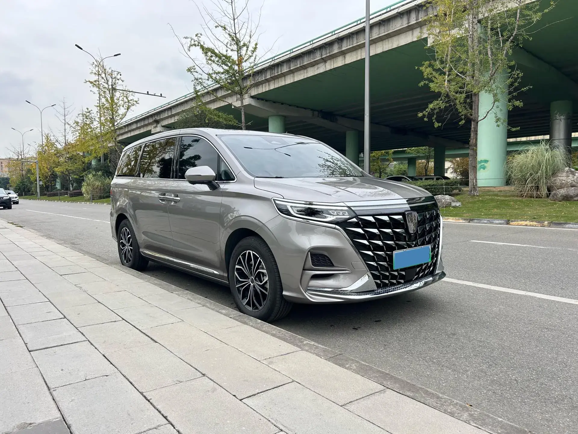 2025 ROEWE IMAX8 thumbnail 3