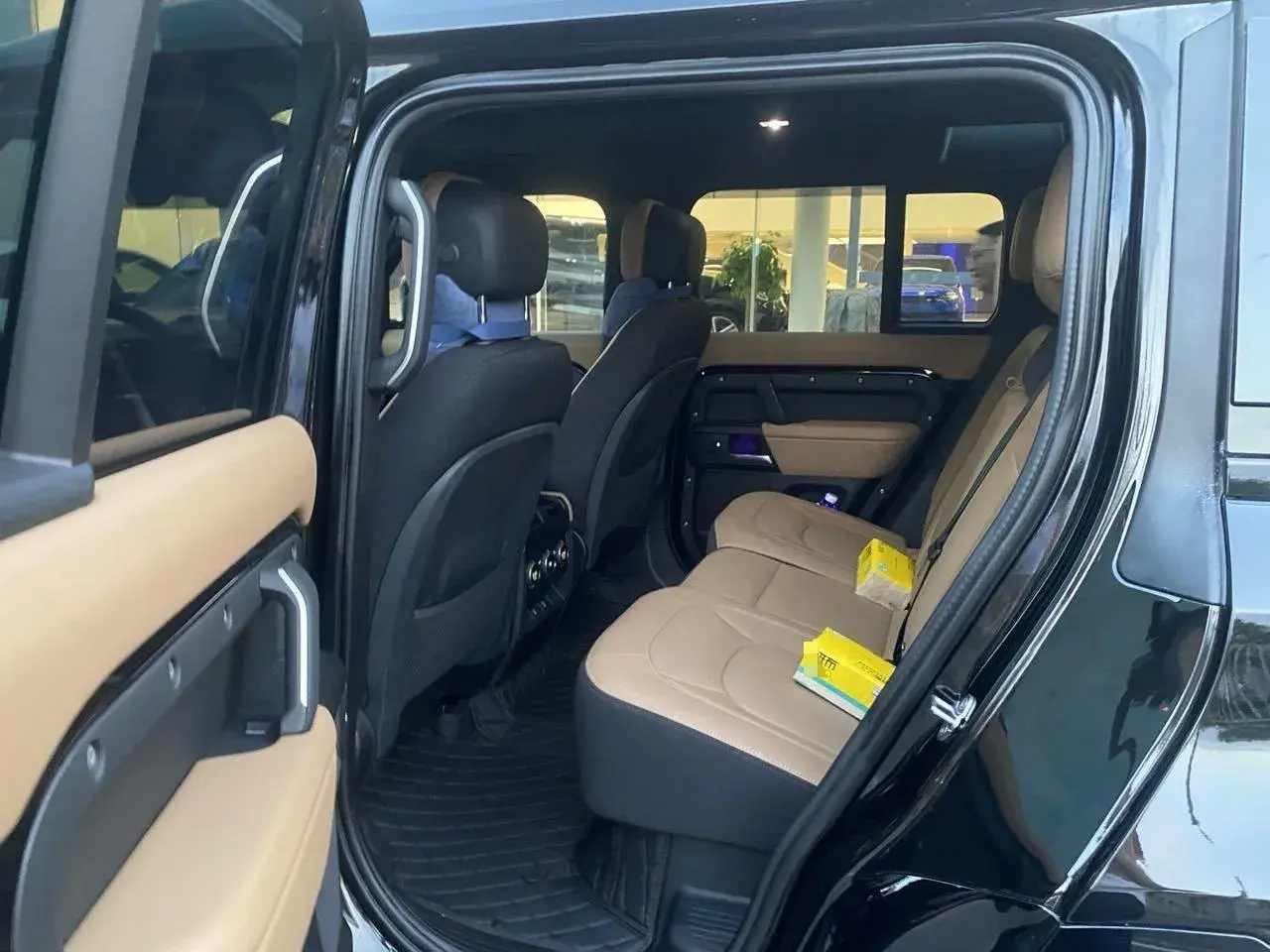 2025 LAND ROVER thumbnail 4