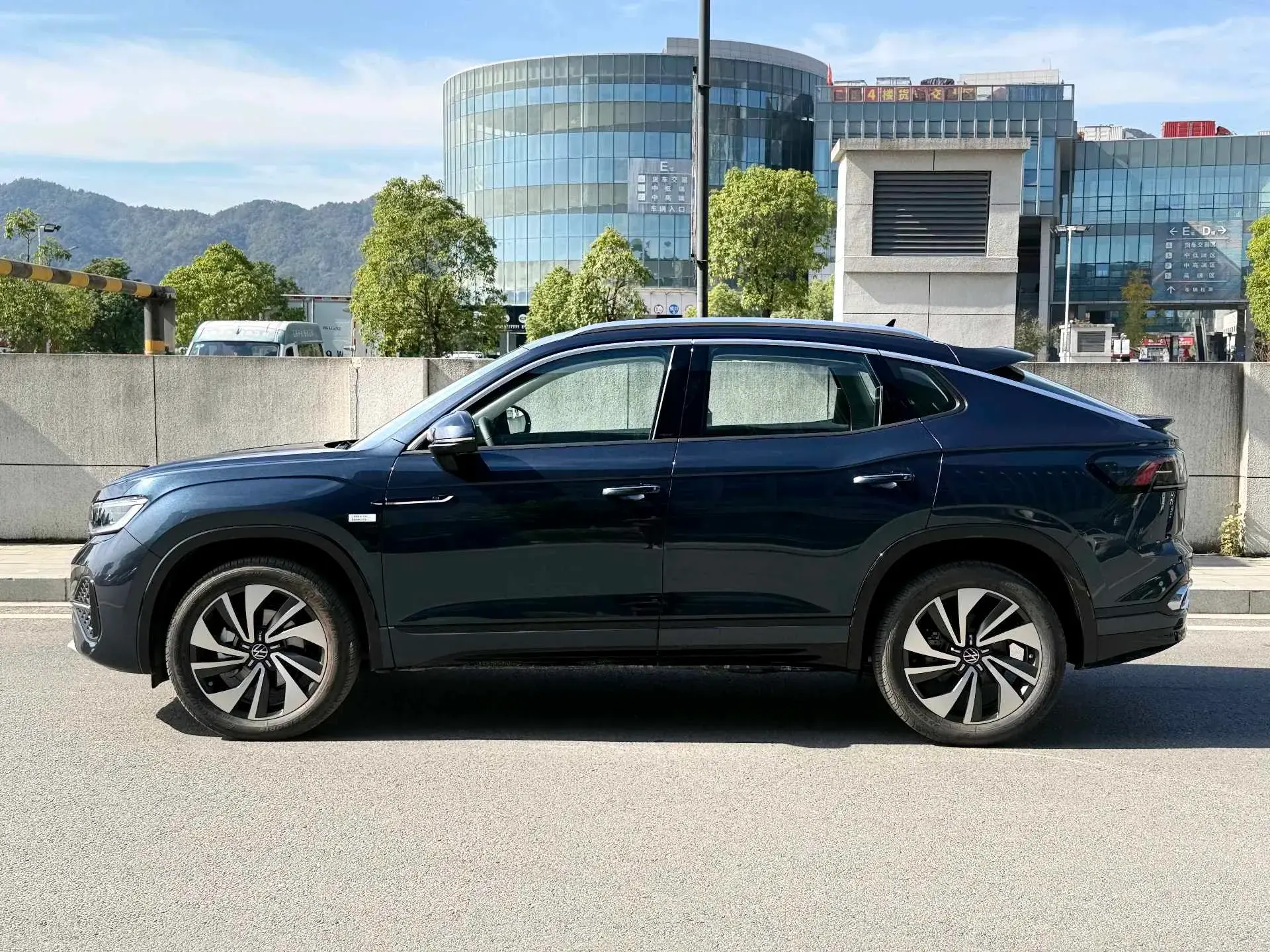 2024 VOLKSWAGEN TAYRON thumbnail 4