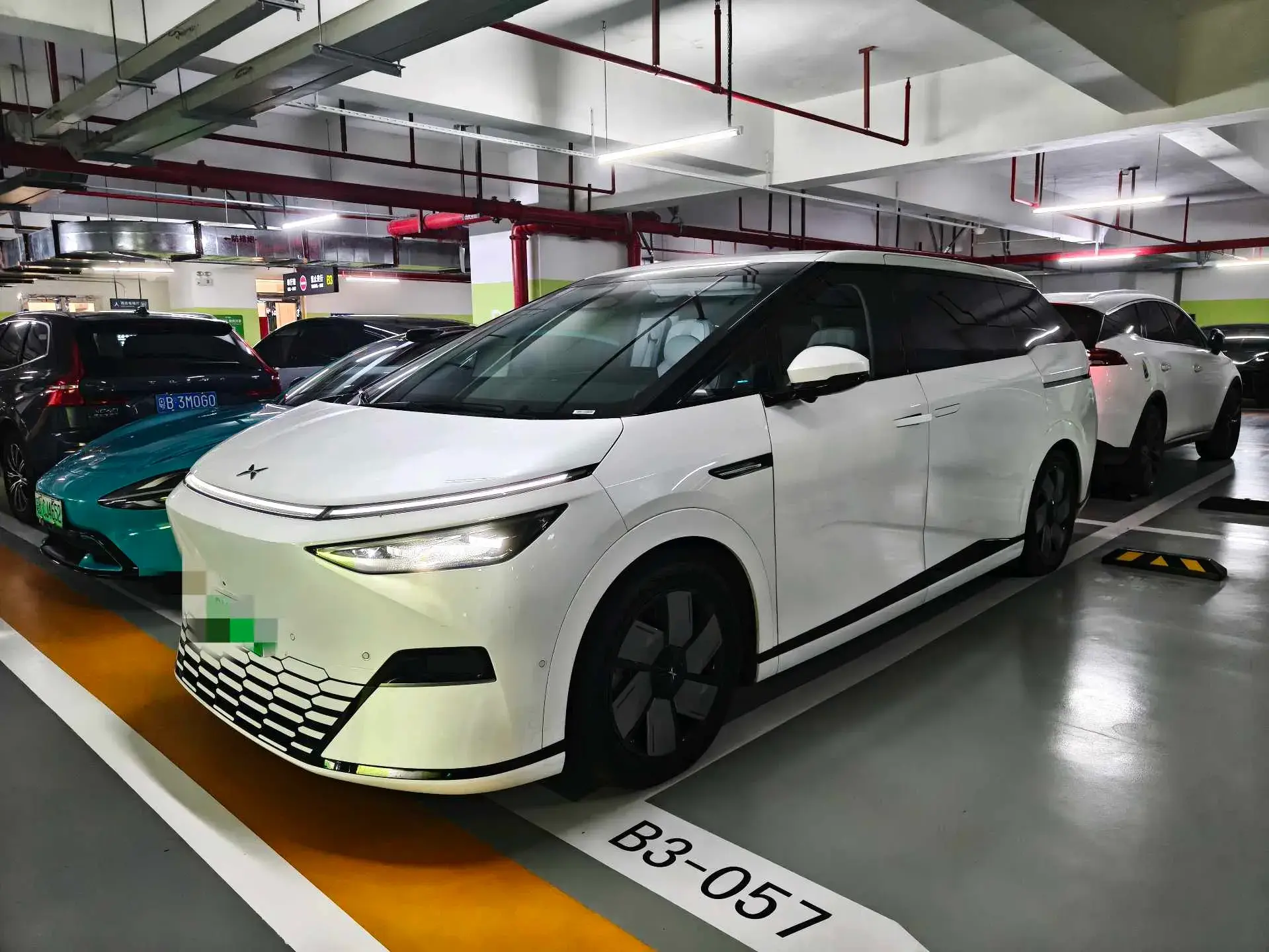 2024 XPENG X9 view 1