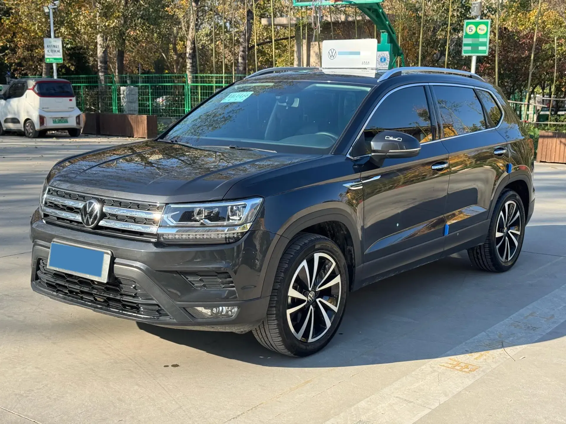 2022 VOLKSWAGEN THARU view 1