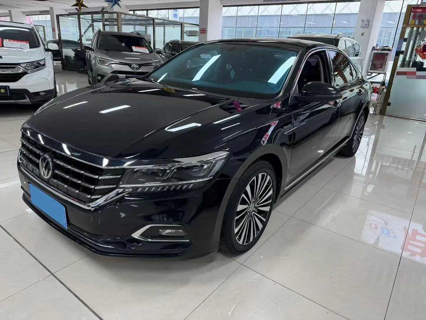2019 VOLKSWAGEN PASSAT view 1