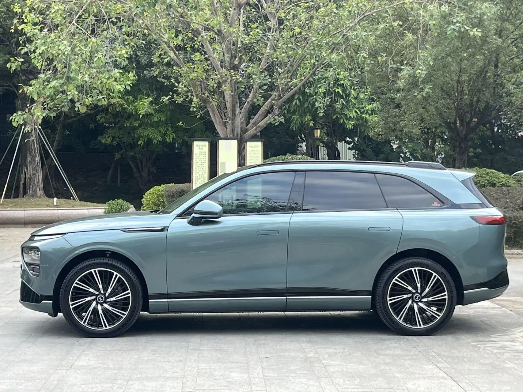 2024 XPENG G9 thumbnail 3