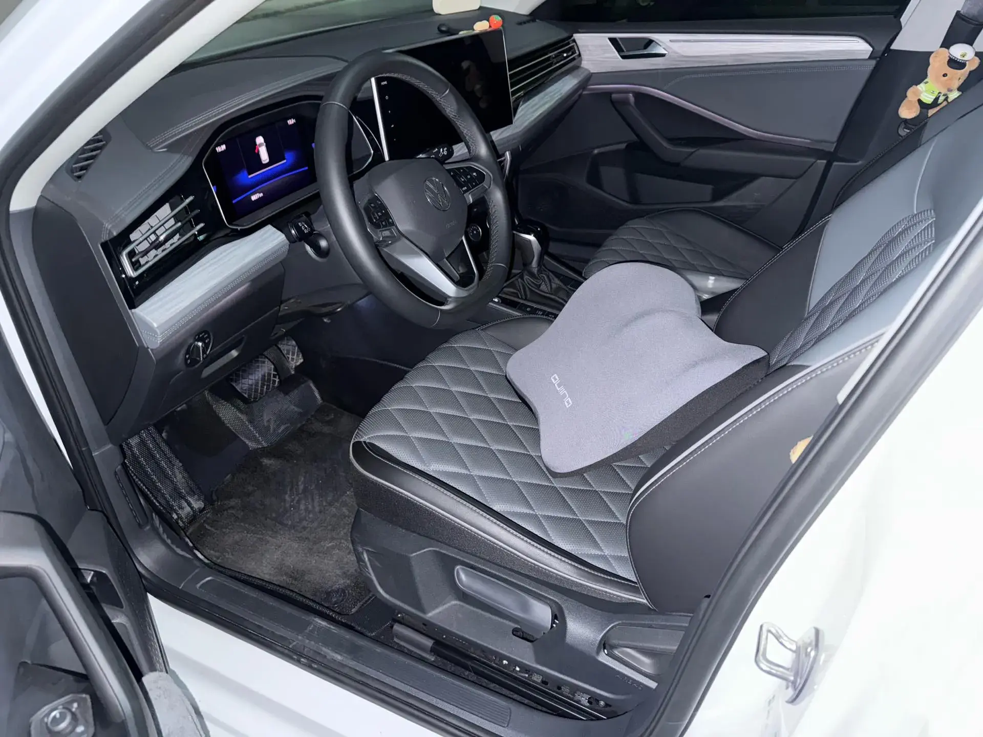 2025 VOLKSWAGEN SAGITAR thumbnail 3