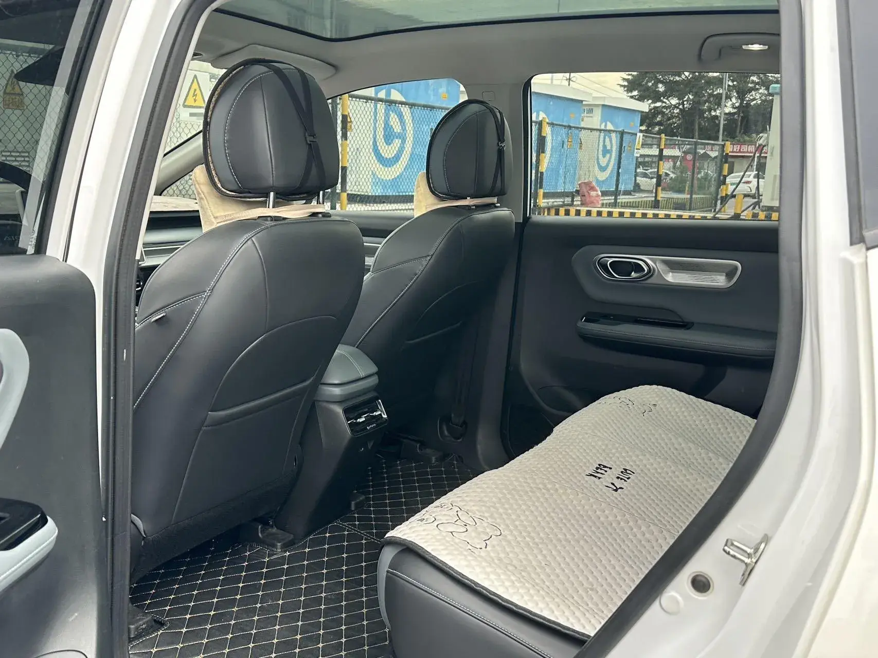 2023 AION Y thumbnail 3