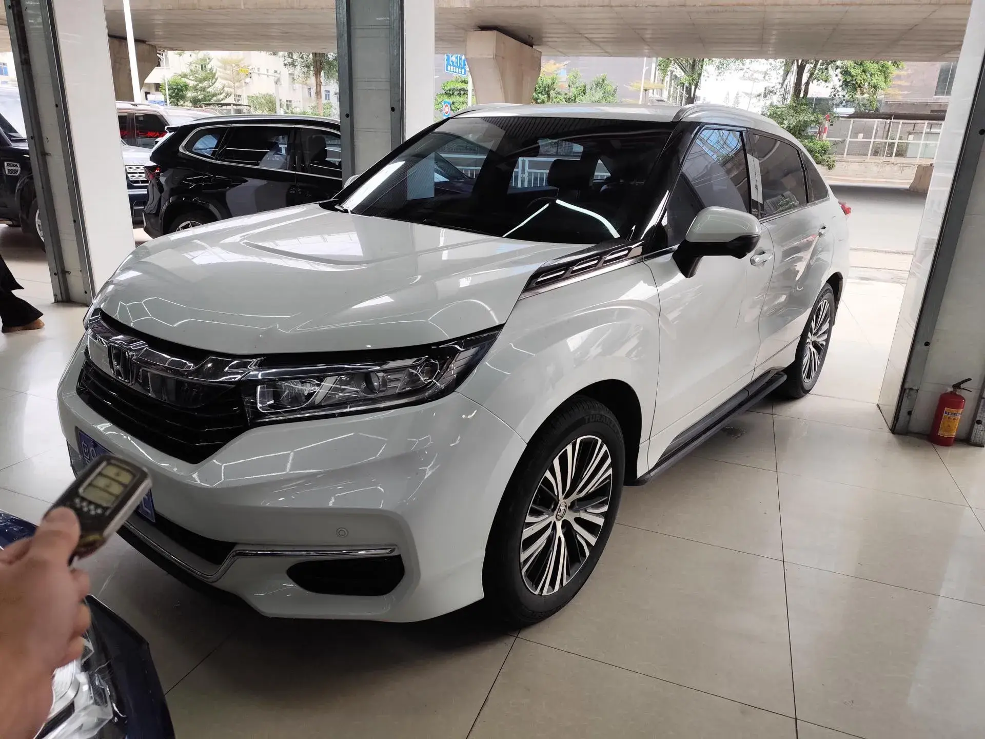 2022 HONDA AVANCIER view 1