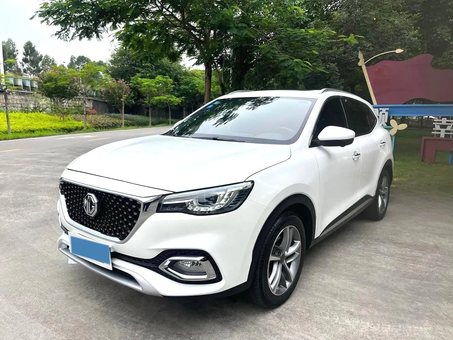 2019 MG HS view 1
